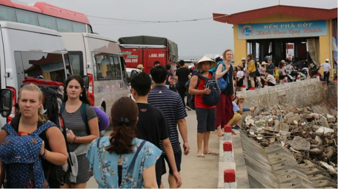 Du kh&aacute;ch l&ecirc;n ph&agrave; đi C&aacute;t B&agrave;.