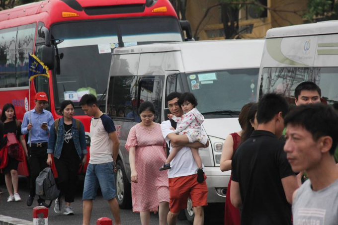 Du kh&aacute;ch ng&aacute;n ngẩm với cảnh đi bộ h&agrave;ng km đề xuống ph&agrave;.