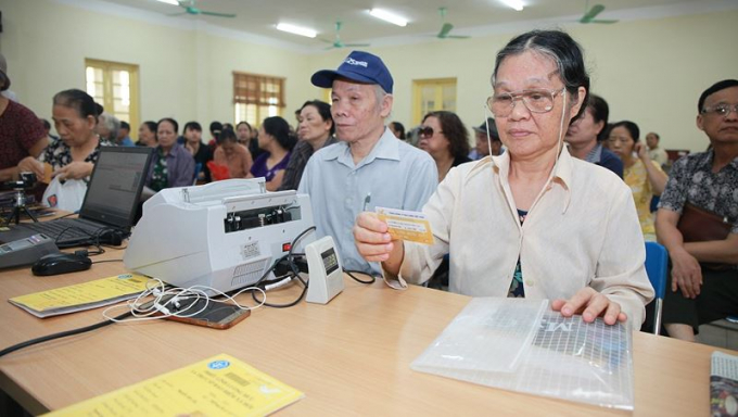 Bảo hiểm x&atilde; hội Việt Nam mở rộng việc chi trả lương hưu qua hệ thống bưu điện, tạo thuận lợi cho người d&acirc;n. (Ảnh minh họa)