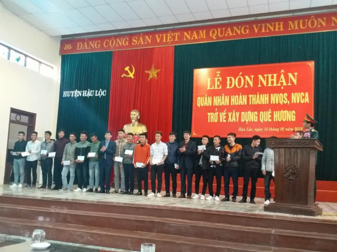 Trao qu&agrave; cho những c&aacute;c đồng ch&iacute; vừa xuất ngũ.