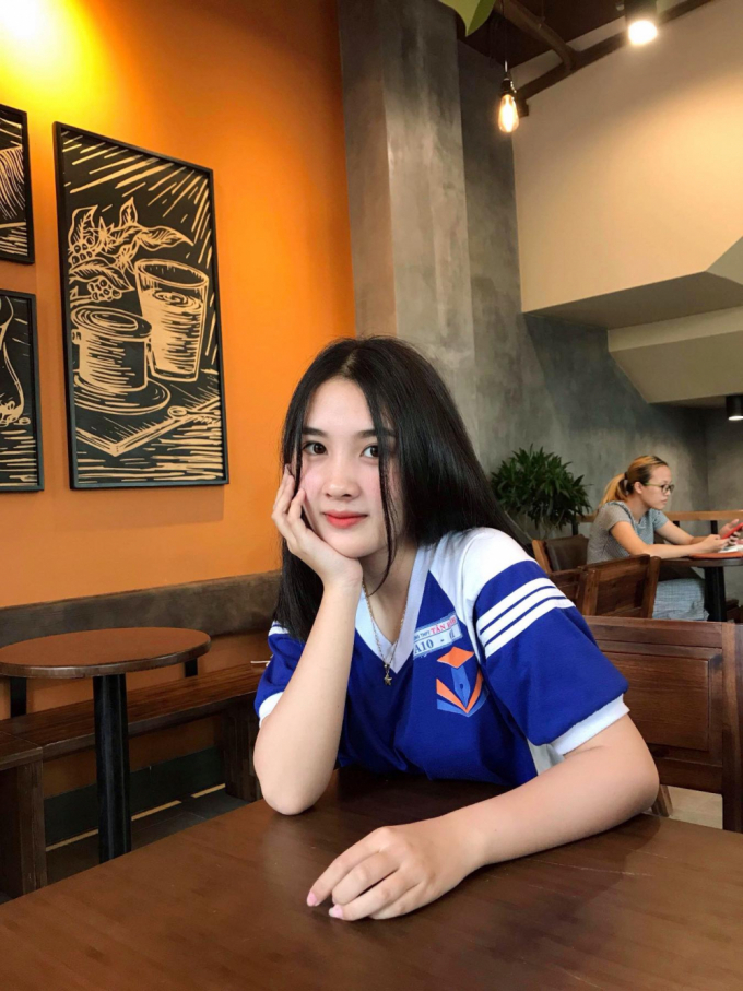 &nbsp;Nữ sinh đang cố gắng trang bị th&ecirc;m kiến thức, kỹ năng cho ng&agrave;nh học của m&igrave;nh như nghi thức ngoại giao, phong tục tập qu&aacute;n của từng quốc gia...B&ecirc;n cạnh đ&oacute;, Lan Anh dự định sẽ đi l&agrave;m th&ecirc;m, vừa c&oacute; thể trang trải ch&uacute;t &iacute;t cho bản th&acirc;n v&agrave; muốn c&oacute; nhiều trải nghiệm sau n&agrave;y cho c&ocirc;ng việc.