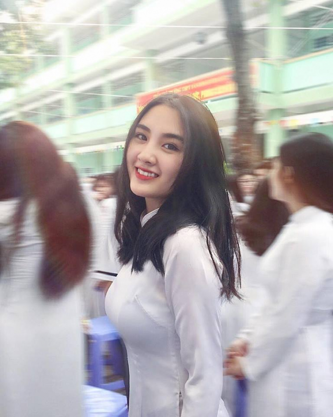 &nbsp;Lan Anh với đồng phục &aacute;o d&agrave;i trắng khi c&ograve;n l&agrave; học sinh ở bậc THPT.