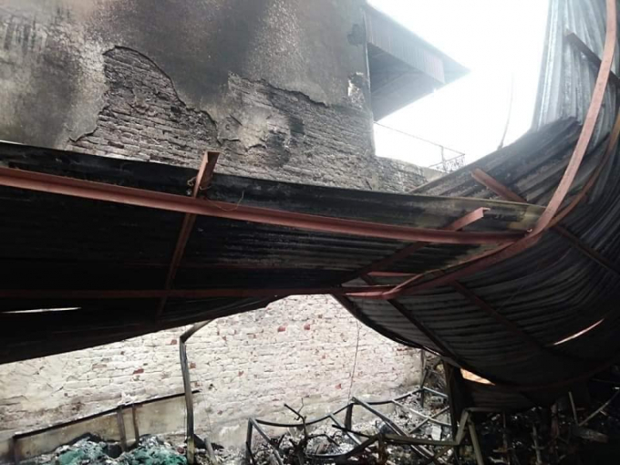 Ng&ocirc;i nh&agrave; bị lửa thi&ecirc;u rụi ho&agrave;n to&agrave;n.