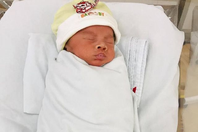 B&eacute; trai đ&atilde; được 1 th&aacute;ng tuổi, hiện đang sống nhờ sự gi&uacute;p đỡ của c&aacute;c y b&aacute;c sĩ