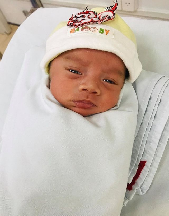 Ch&aacute;u b&uacute; tốt, ngủ ngoan, c&acirc;n nặng đ&atilde; đạt 2,2kg