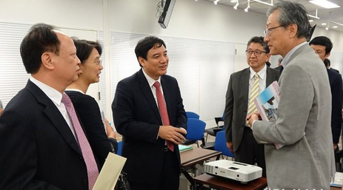 Ủy vi&ecirc;n Trung ương Đảng, B&iacute; thư Tỉnh ủy Nghệ An Nguyễn Đắc Vinh (thứ 3 từ tr&aacute;i sang) trao đổi với nh&agrave; đầu tư nước ngo&agrave;i đến t&igrave;m hiểu đầu tư v&agrave;o Nghệ An.