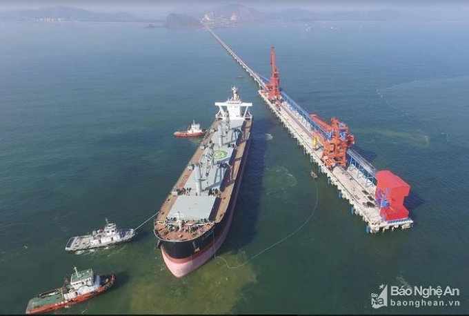 Nhiều c&ocirc;ng tr&igrave;nh lớn được h&igrave;nh th&agrave;nh từ việc k&ecirc;u gọi đầu tư. Trong ảnh: Cảng Nghi Thiết đ&oacute;n t&agrave;u &ldquo;khủng&rdquo;.&nbsp;Ảnh b&aacute;o Nghệ An