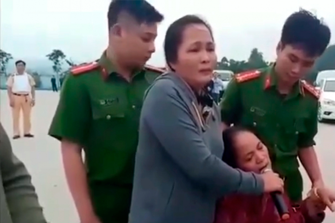 Người th&acirc;n của một đối tượng được huy động đến hiện trượng k&ecirc;u gọi nh&oacute;m đối tượng ra tr&igrave;nh diện lực lượng chức năng (ảnh Vietnamnet).