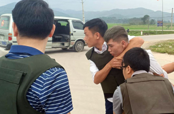 Một trong c&aacute;c đối tượng bị kh&ocirc;ng chế.