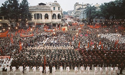 Nhiều sinh viên viết thư bằng máu xung phong ra mặt trận