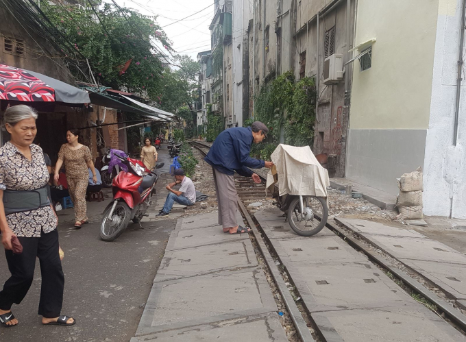 Nhiều vi phạm h&agrave;nh lang an to&agrave;n đường sắt cần tăng nặng mức xử phạt để răn đe.