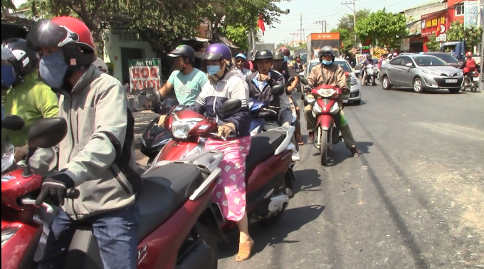 Giao th&ocirc;ng qua khu vực gặp nhiều kh&oacute; khăn (Ảnh: H&agrave; Bắc)