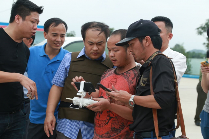 Ban chuy&ecirc;n &aacute;n theo d&otilde;i h&igrave;nh ảnh từ flycam để nắm bắt vị tr&iacute; đối tượng.