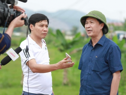 Nh&agrave; b&aacute;o Phan Xu&acirc;n Hồng phỏng vấn Đại t&aacute; Đặng Ho&agrave;i Sơn - Thủ trưởng Cơ quan Cảnh s&aacute;t điều tra, Ph&oacute; Gi&aacute;m đốc C&ocirc;ng an tỉnh H&agrave; Tĩnh.