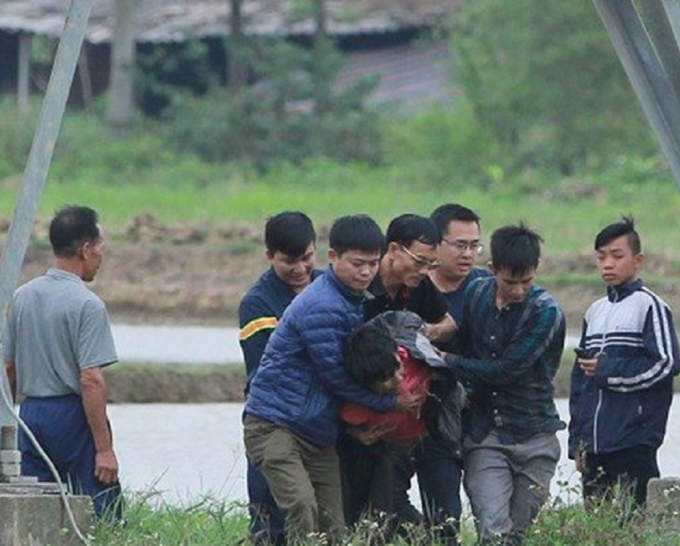 Người đ&agrave;n &ocirc;ng được kh&ocirc;ng chế th&agrave;nh c&ocirc;ng sau khi leo xuống đất lấy thức ăn.