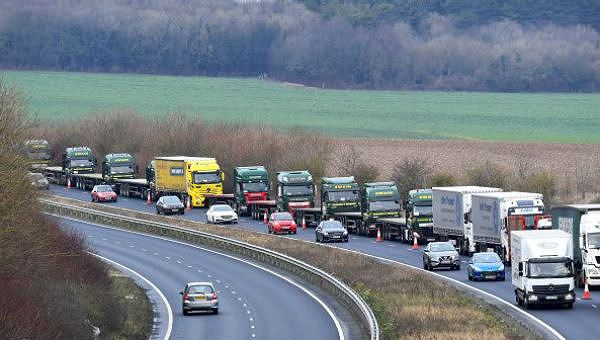 Xe tải chở h&agrave;ng tr&ecirc;n trục lộ nối liền s&acirc;n bay Manston của Anh với cảng Douvres của Ph&aacute;p