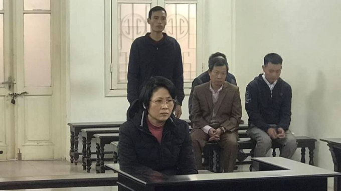 Bị c&aacute;o Hoa tại t&ograve;a.