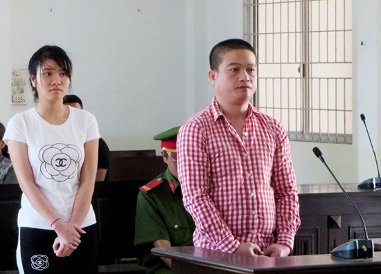 Bị c&aacute;o Ph&uacute;c v&agrave; Thơ tại phi&ecirc;n t&ograve;a.