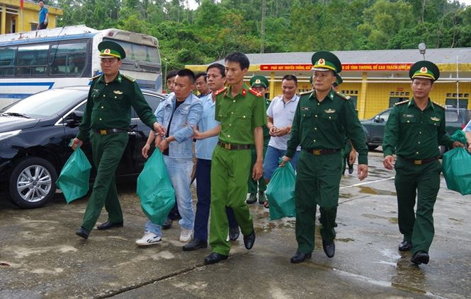 Hai đối tượng Trần Xu&acirc;n Thanh v&agrave; V&otilde; Quốc Dương bị lực lượng Bi&ecirc;n ph&ograve;ng H&agrave; Tĩnh bắt quả tang khi chở 32 kg ma t&uacute;y dạng đ&aacute; v&agrave; 10 b&aacute;nh&nbsp;heroin tại thị trấn Thi&ecirc;n Cầm v&agrave;o ng&agrave;y 25/10/2018.