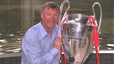 Sir Alex ch&iacute;nh thức trở lại dẫn dắt M.U thế hệ ăn ba.
