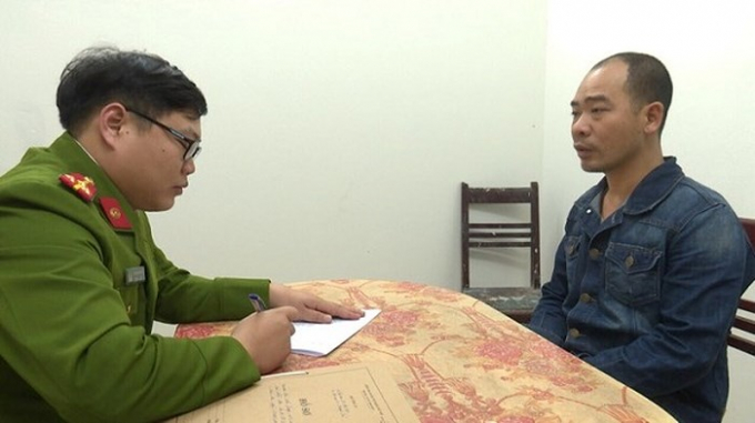 CAH Thường T&iacute;n lấy lời khai của đối tượng Đ&agrave;o Văn Trong cầm đầu vụ đ&aacute;nh bạc .