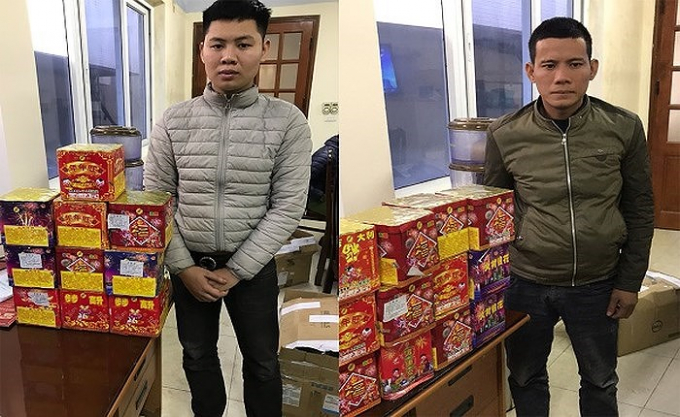 Hai đối tượng c&ugrave;ng tang vật trong vụ vận chuyển ph&aacute;o nổ.