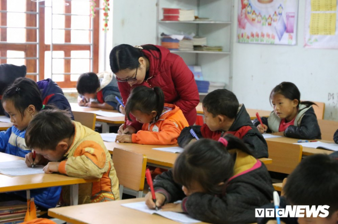 C&aacute;c thầy c&ocirc; gi&aacute;o b&aacute;m điểm được c&aacute;c em học tr&ograve; y&ecirc;u thương qu&yacute; mến đ&ocirc;i khi c&ograve;n hơn cả cha mẹ.