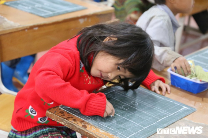 Đem con chữ đến với c&aacute;c em học sinh d&acirc;n tộc thiểu sổ l&agrave; niềm hạnh ph&uacute;c của những người l&agrave;m thầy.