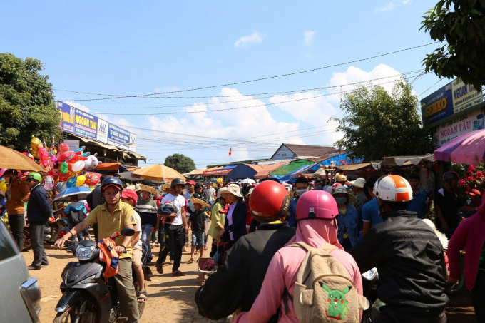 Du kh&aacute;ch thập phương về tham gia lễ hội.