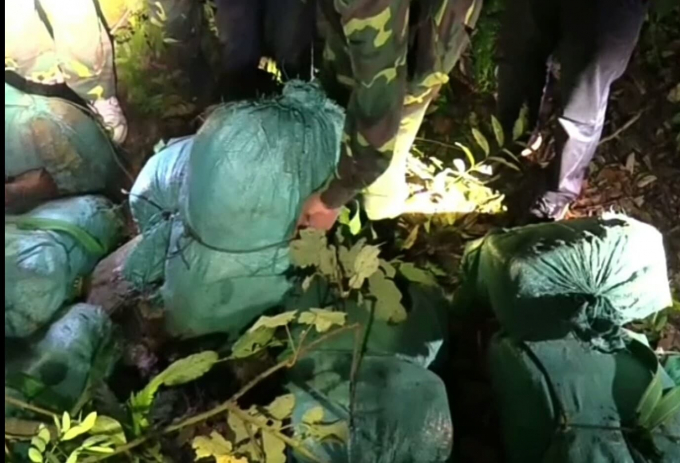 Số ma t&uacute;y được chia nhỏ cho v&agrave;o nhiều bao tải, chuẩn bị vận chuyển ra xe th&igrave; bị bắt.