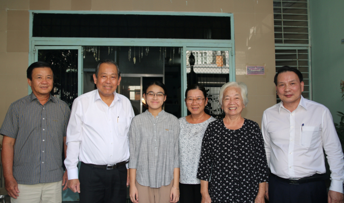 Ph&oacute; Thủ tướng Thường trực Trương H&ograve;a B&igrave;nh đến thăm b&agrave; L&ecirc; Thị Hạnh - vợ Nh&agrave; văn, liệt sĩ L&ecirc; Vĩnh H&ograve;a. Ảnh: VGP/Mạnh H&ugrave;ng