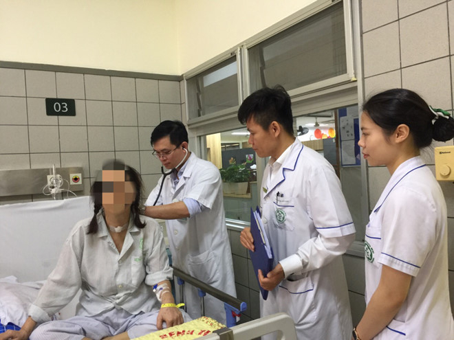 Đau vai g&aacute;y 6 năm, người phụ nữ bất ngờ v&igrave; c&oacute; khối u x&acirc;m lấn tim, phổi