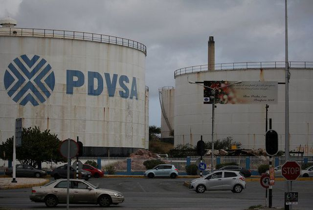 PDVSA trở thành mục ti&ecirc;u trừng phạt của Mỹ nhằm g&acirc;y sức ép với chính quy&ecirc;̀n T&ocirc;̉ng th&ocirc;́ng Nicolas Maduro. (Ảnh: Reuters).