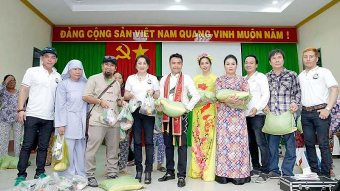 B&agrave; Thảo (đứng giữa) trong một chuyến đi thiện nguyện.