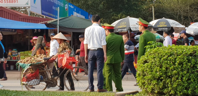 Lực lượng chức năng xử l&yacute; một trường hợp b&aacute;n h&agrave;ng rong.