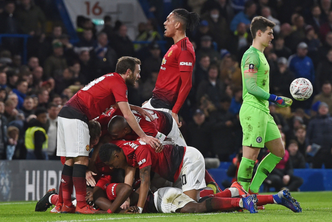 MU đại thắng ngay tại Stamford Bridge.