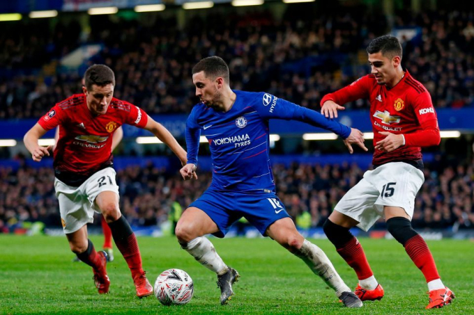 Hazard được c&aacute;c cầu thủ MU
