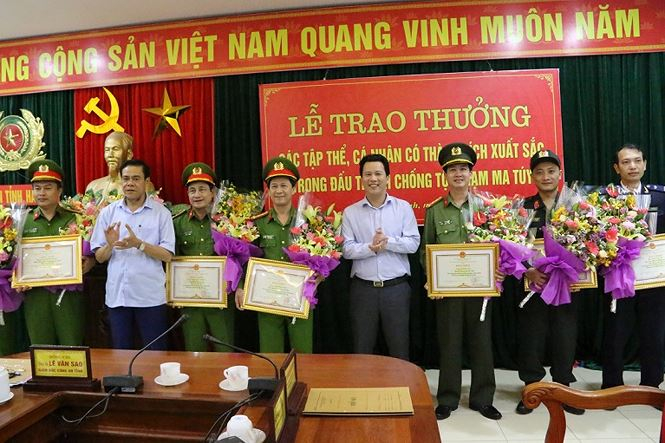 Chủ tịch UBND tỉnh H&agrave; Tĩnh Đặng Quốc Kh&aacute;nh, Trưởng Ban Nội ch&iacute;nh Tỉnh ủy H&agrave; Tĩnh V&otilde; Trọng Hải trao thưởng cho c&aacute;c lực lượng tham gia ph&aacute; &aacute;n.