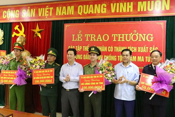 Phần thưởng 300 triệu đồng c&ugrave;ng nhiều bằng khen được trao kịp thời cho c&aacute;c lực lượng tham gia ph&aacute; &aacute;n.