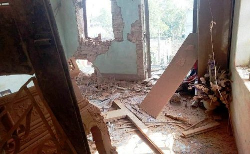 Ng&ocirc;i nh&agrave; tan hoang sau tiếng nổ lớn.