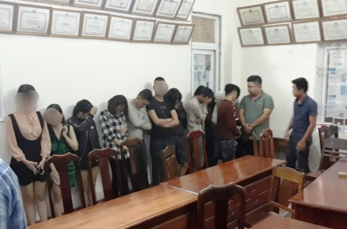 38 nam thanh, nữ t&uacute; mở &lsquo;tiệc ma t&uacute;y&rsquo; trong qu&aacute;n karaoke