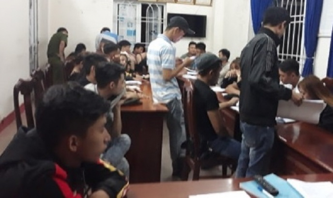 C&ocirc;ng an Quảng Nam ph&aacute;t hiện h&agrave;ng chục nam thanh, nữ t&uacute; mở đại tiệc ma&nbsp;t&uacute;y trong qu&aacute;n karaoke.