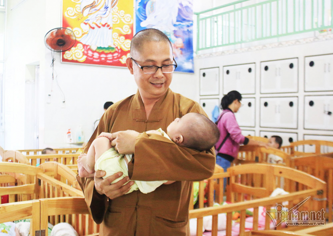 &ldquo;C&aacute;c con đến với t&ocirc;i th&igrave; t&ocirc;i phải l&agrave;m g&igrave; đ&oacute; cho cuộc đời c&aacute;c con tốt hơn&rdquo;, &ocirc;ng bố đơn th&acirc;n n&oacute;i.