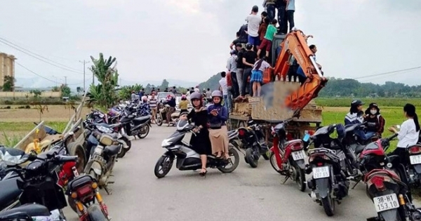 Bất chấp nguy hiểm, dân bu đen xúm đỏ 