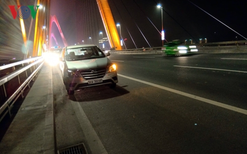 Chiếc xe Inova va chạm với người đi bộ.