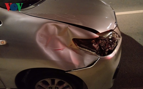 Phần đầu xe inova bị hư hỏng sau khi va chạm.