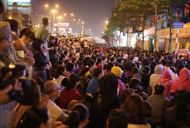 H&agrave;ng ng&agrave;n người ngồi tr&agrave;n ra đường d&acirc;ng sao giải hạn trước ch&ugrave;a Ph&uacute;c Kh&aacute;nh, H&agrave; Nội. Ảnh: Hồng Vĩnh