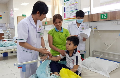 Học sinh bị ngộ độc đang được điều trị tại bệnh viện. Ảnh:&nbsp;Phước Tuấn.