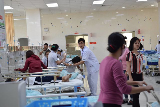 C&aacute;c trẻ em bị ngộ độc được đưa v&agrave;o bệnh viện cấp cứu.