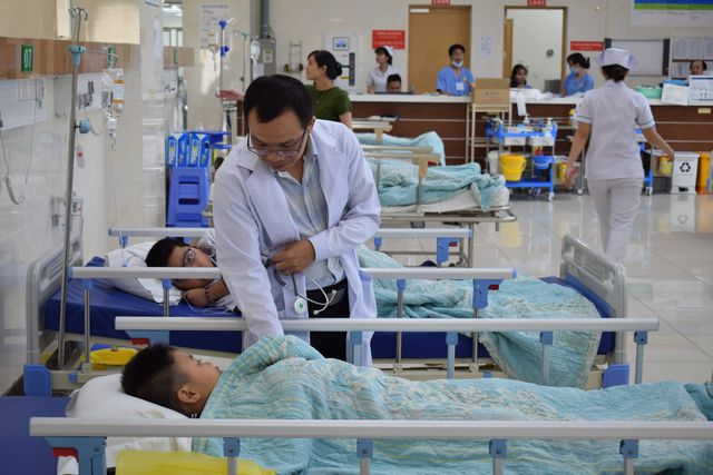 B&aacute;c sĩ đang thăm kh&aacute;m bệnh nh&acirc;n.